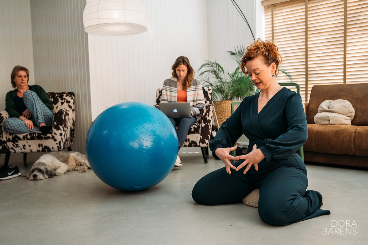 Doula Academie lesgeven op de grond